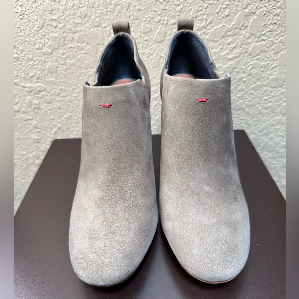 Ellen Degeneres Gray Chukka Boots with Minimalist Design